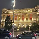 Central! Work Friendly & 2x2m Bed