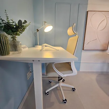 Central! Work Friendly & 2x2m Bed Apartament