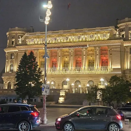 Central! Work Friendly & 2x2m Bed