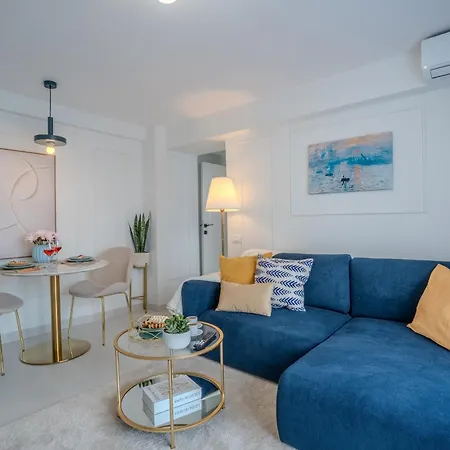 Central! Work Friendly & 2x2m Bed Apartment *