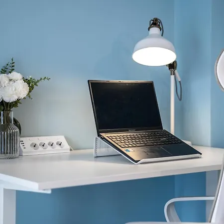 Walk Everywhere - 2x2m Bed - Dedicated Workspace Apartment *