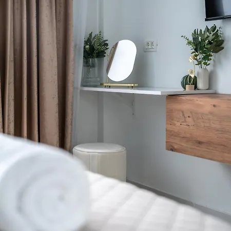 Walk Everywhere - 2x2m Bed - Dedicated Workspace *