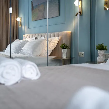 Central! Work Friendly & 2x2m Bed