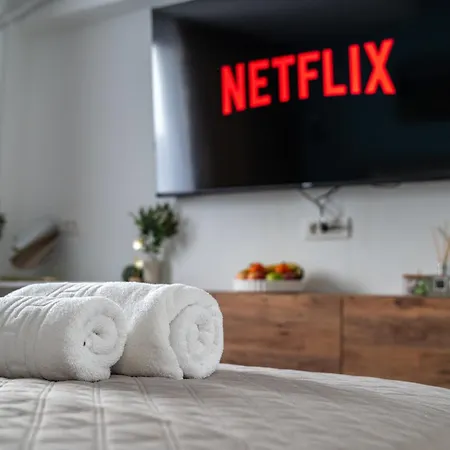 Apartment Central! Work Friendly & 2x2m Bed Bucharest