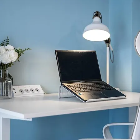 Walk Everywhere - 2x2m Bed - Dedicated Workspace