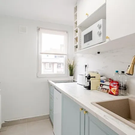 Apartment Walk Everywhere - 2x2m Bed - Dedicated Workspace