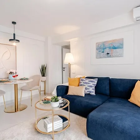 Walk Everywhere - 2x2m Bed - Dedicated Workspace Apartment