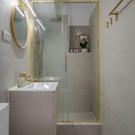 Walk Everywhere - 2x2m Bed - Dedicated Workspace Apartment *