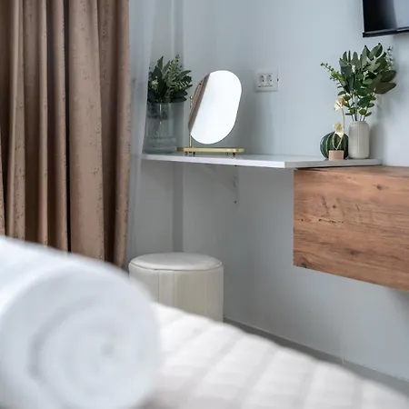 Walk Everywhere - 2x2m Bed - Dedicated Workspace