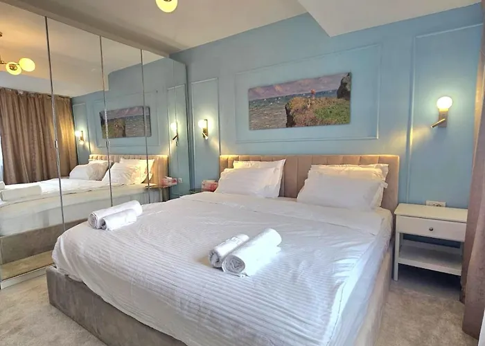 Central! Work Friendly & 2x2m Bed