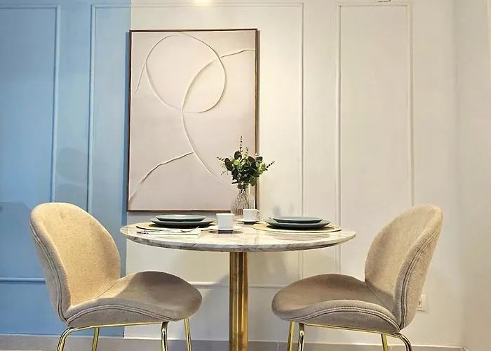 Central! Work Friendly & 2x2m Bed Lägenhet *