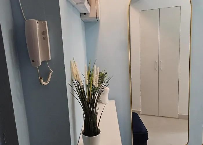 Central! Work Friendly & 2x2m Bed *