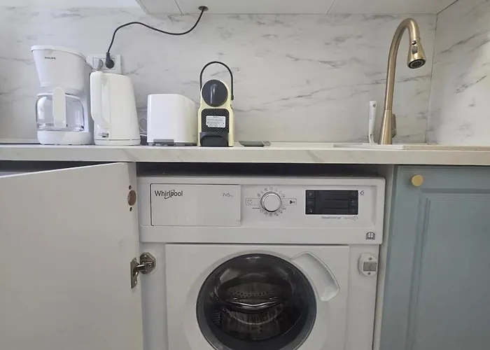 Central! Work Friendly & 2x2m Bed