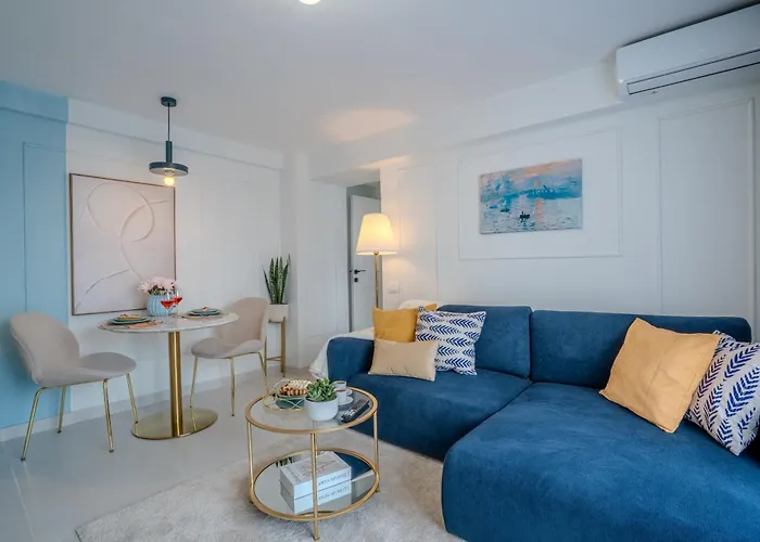 Central! Work Friendly & 2x2m Bed Apartment *