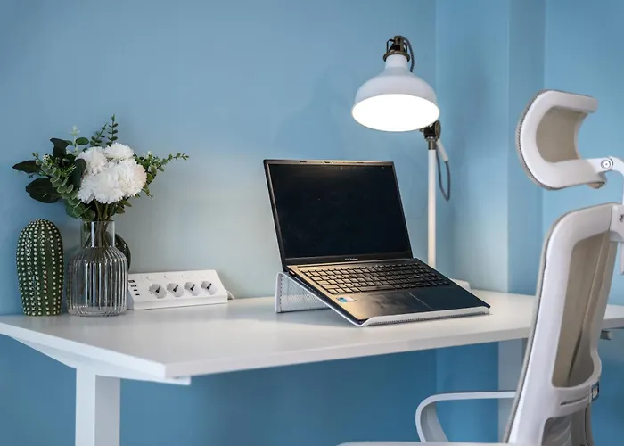 Central! Work Friendly & 2x2m Bed Apartment *