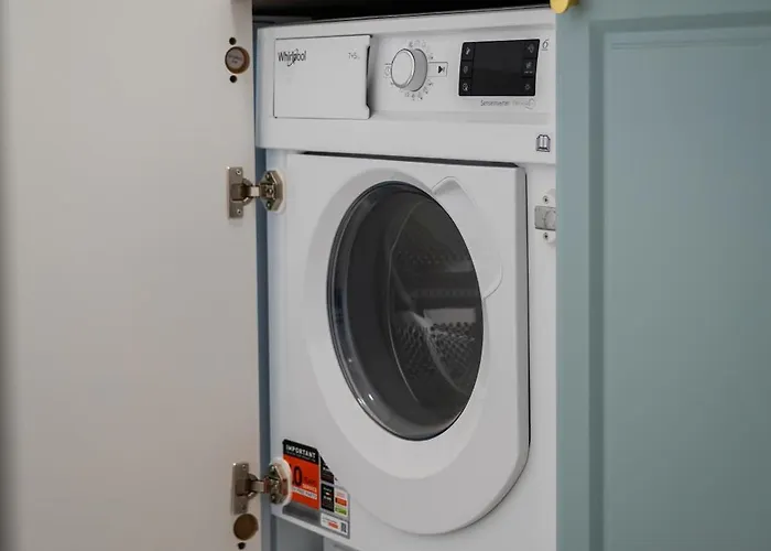 Apartment Central! Work Friendly & 2x2m Bed Bucharest