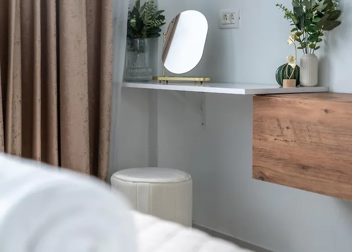 Central! Work Friendly & 2x2m Bed *