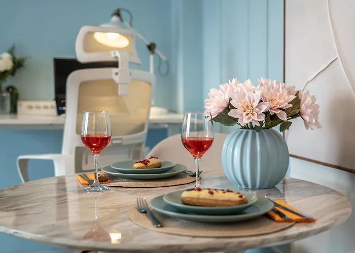 Apartment Central! Work Friendly & 2x2m Bed *