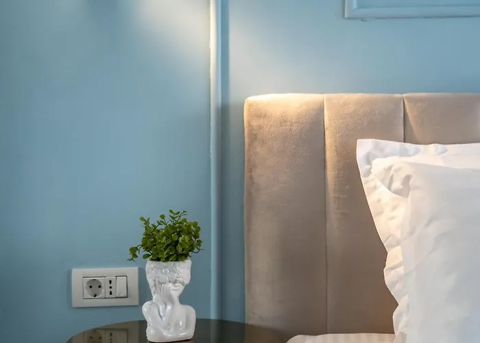 Central! Work Friendly & 2x2m Bed Apartment *