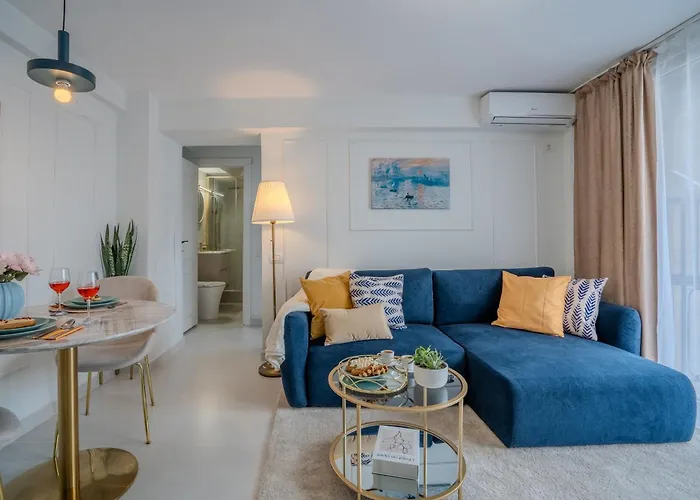 Apartment Central! Work Friendly & 2x2m Bed