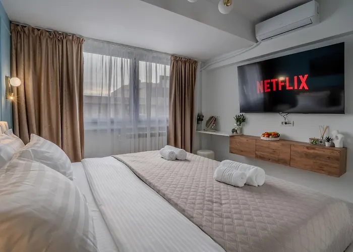 Central! Work Friendly & 2x2m Bed