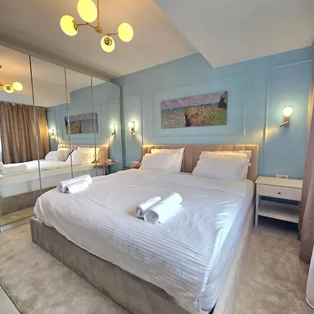 Central! Work Friendly & 2x2m Bed