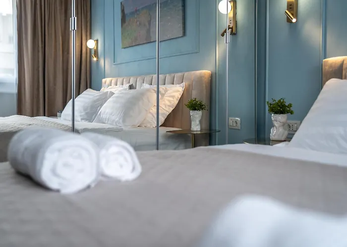 Central! Work Friendly & 2x2m Bed