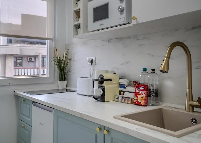 Central! Work Friendly & 2x2m Bed