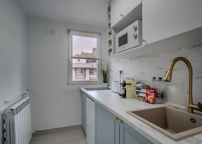 Central! Work Friendly & 2x2m Bed *