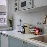 Central! Work Friendly & 2x2m Bed